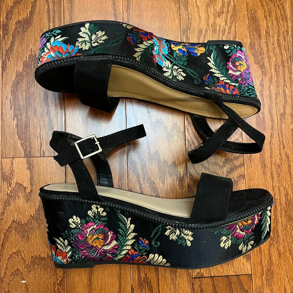 Wild Diva Black Platform Sandals with Floral Embroidery